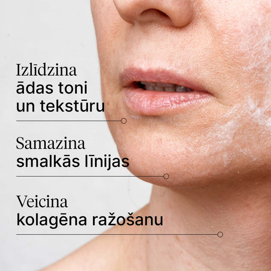 AHA pīlinga tekstūra uz sievietes sejas