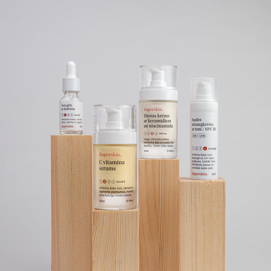 Zuperskin rīta sejas kopšanas komplekts, izkārtots uz koka statīviem