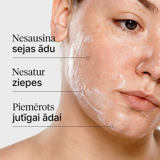 Sejas mazgāšanas pieniņa tekstūras tuvplāns uz sievietes sejas