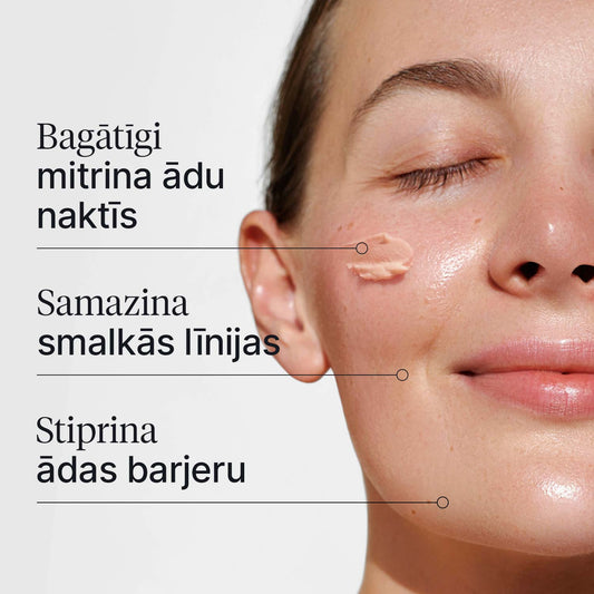 Barojošs nakts krēms uzklāts uz sievietes vaiga