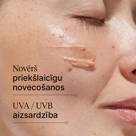 Saules aizsarglīdzeklis ar toni SPF30 uz sievietes sejas