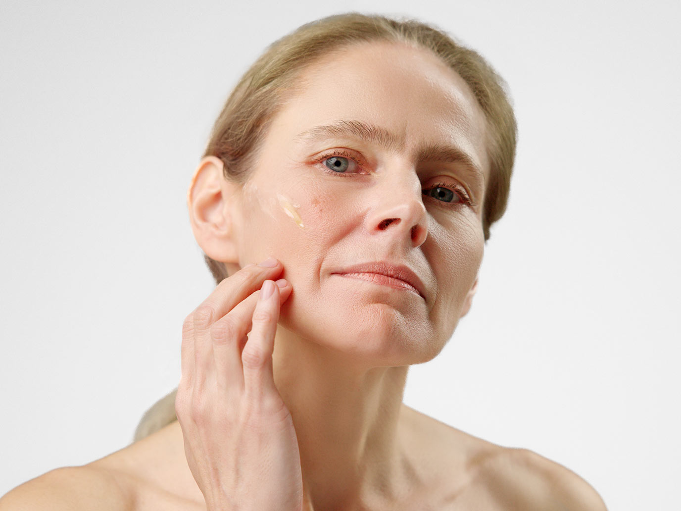 C vitamīna serums uz sievietes ādas