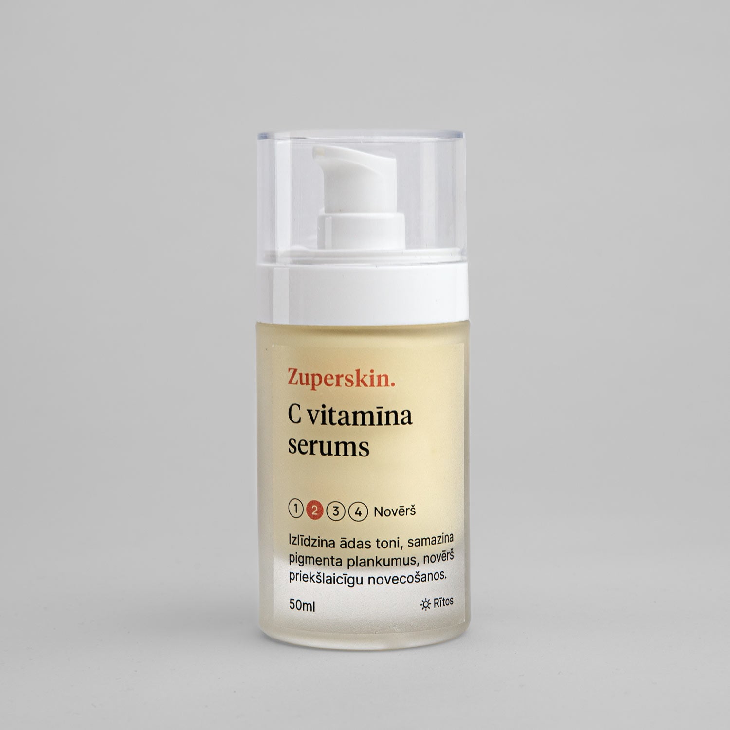 Zuperskin C vitamīna serums uz pelēka fona